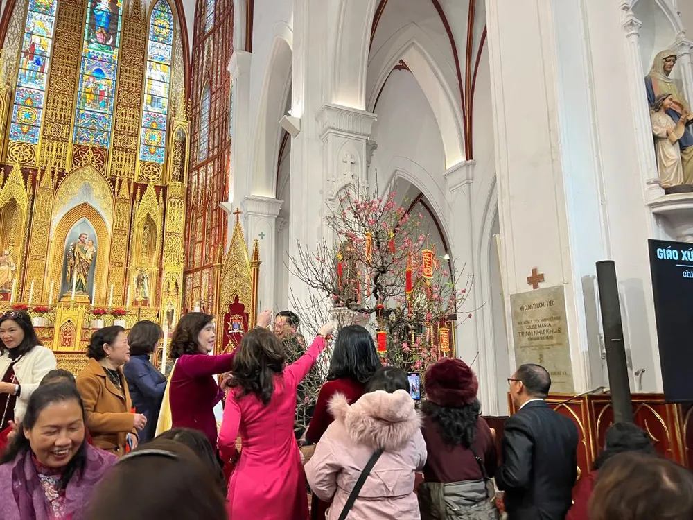 Vì giáo dân tham dự thánh lễ quá đông nên số bao lì xì mà Tổng Giáo phận Hà Nội chuẩn bị không đủ. Giáo dân được Cha Tổng Đại diện Tổng Giáo phận Hà Nội cho phép đã rút cả lộc lời Chúa ở cây đào trên Cung Thánh.