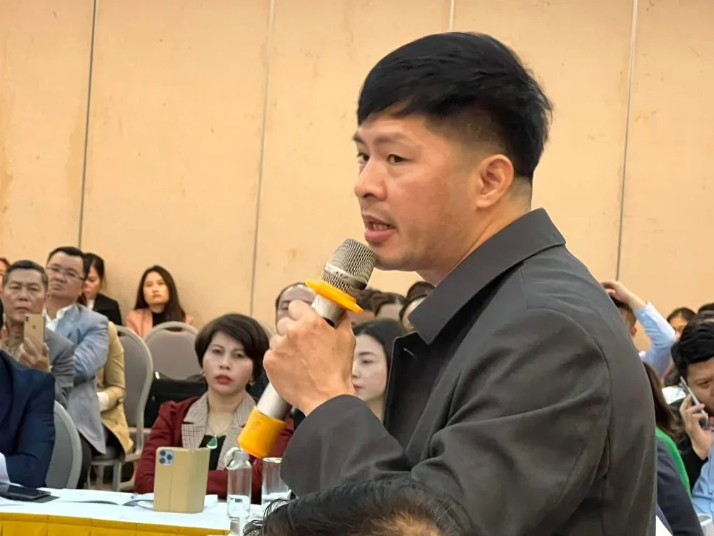 Ông Hà Thanh Tùng phát biểu và kiến nghị quy định cho doanh nghiệp bán lẻ xăng dầu nhiều điều kiện để tồn tại. Ảnh: CHÂN LUẬN