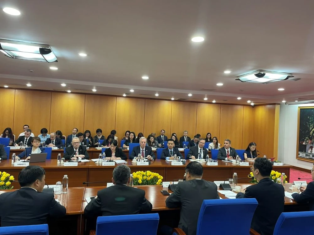 Hiện tại, Đoàn Doanh nghiệp Hoa Kỳ do nguyên Đại sứ Ted Osius dẫn đầu đang làm việc tại Bộ Tài chính. Ảnh: CTV