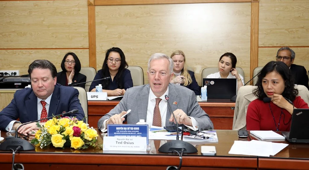 Ông Ted Osius, Chủ tịch kiêm Tổng Giám đốc Hội đồng Kinh doanh Hoa Kỳ - Asean dẫn đầu đoàn doanh nghiệp làm việc với Bộ Y tế. Ảnh: ANH MINH