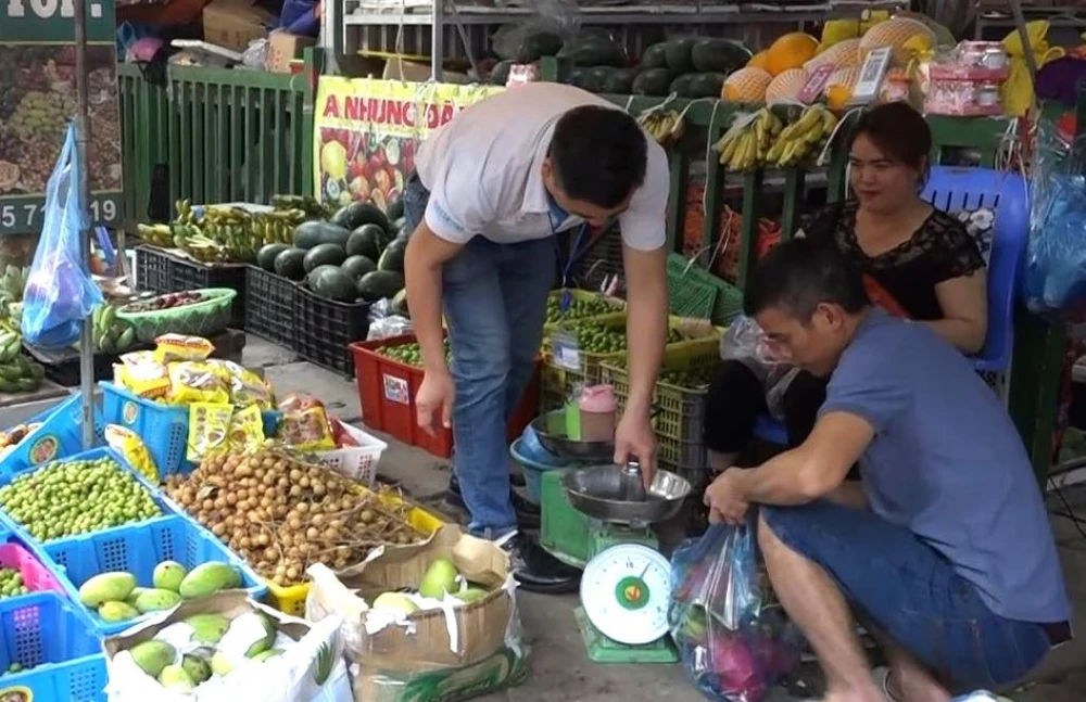 Kiểm định cân ở chợ Trùng Khánh, Cao Bằng đầu tháng 4-2023. Ảnh: CBTV