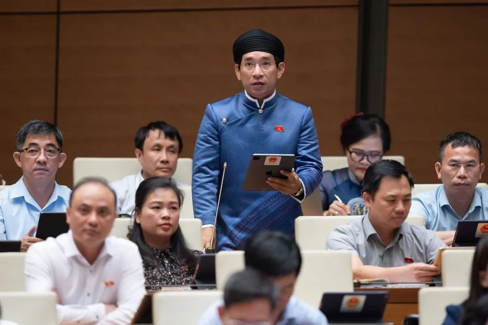 Hôm 30-5, ĐB Cảnh cũng mặc áo dài ngũ thân nam phát biểu tại nghị trường. Ảnh: QH