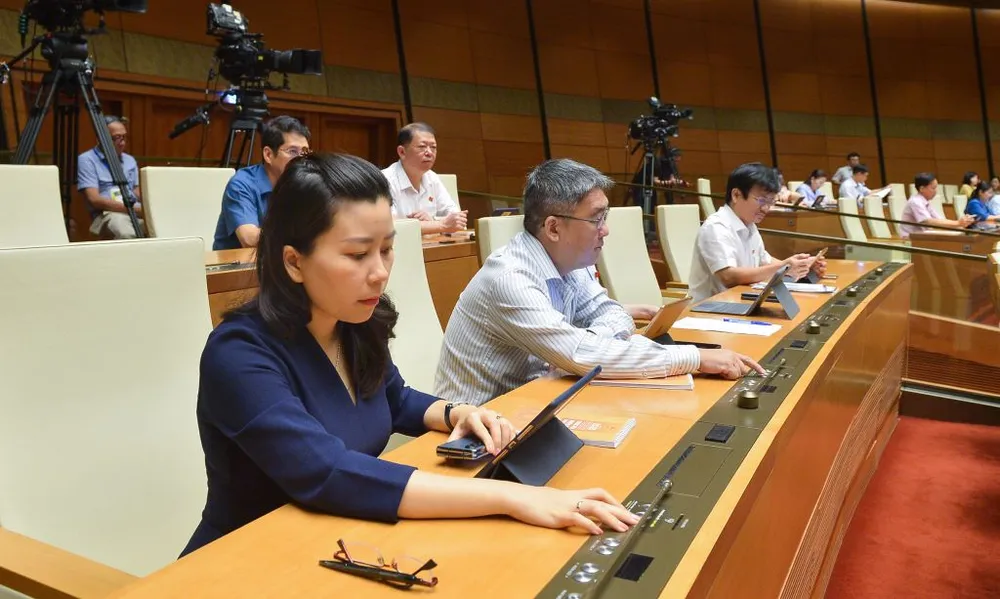 ĐB bấm nút thông qua Nghị quyết. Ảnh: QH