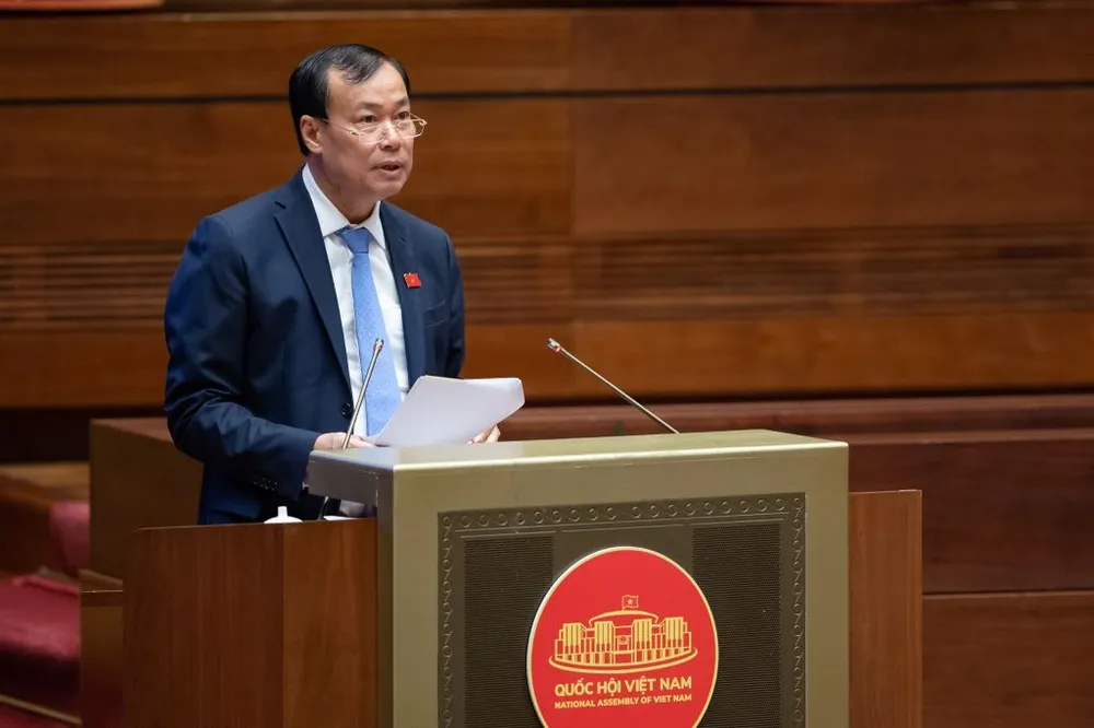 Chủ nhiệm Ủy ban Quốc phòng An ninh Lê Tấn Tới trình bày báo cáo thẩm tra. Ảnh: QH