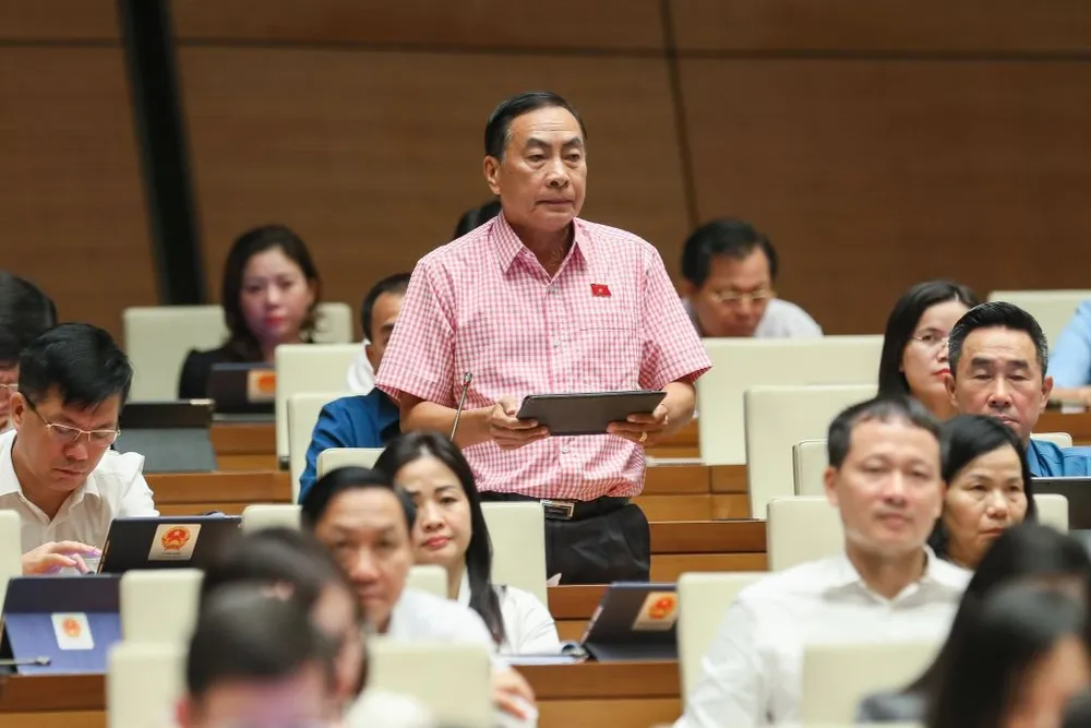 ĐB Phạm Văn Hòa nêu ý kiến. Ảnh: QH ĐB Phạm Văn Hòa nêu ý kiến. Ảnh: QH