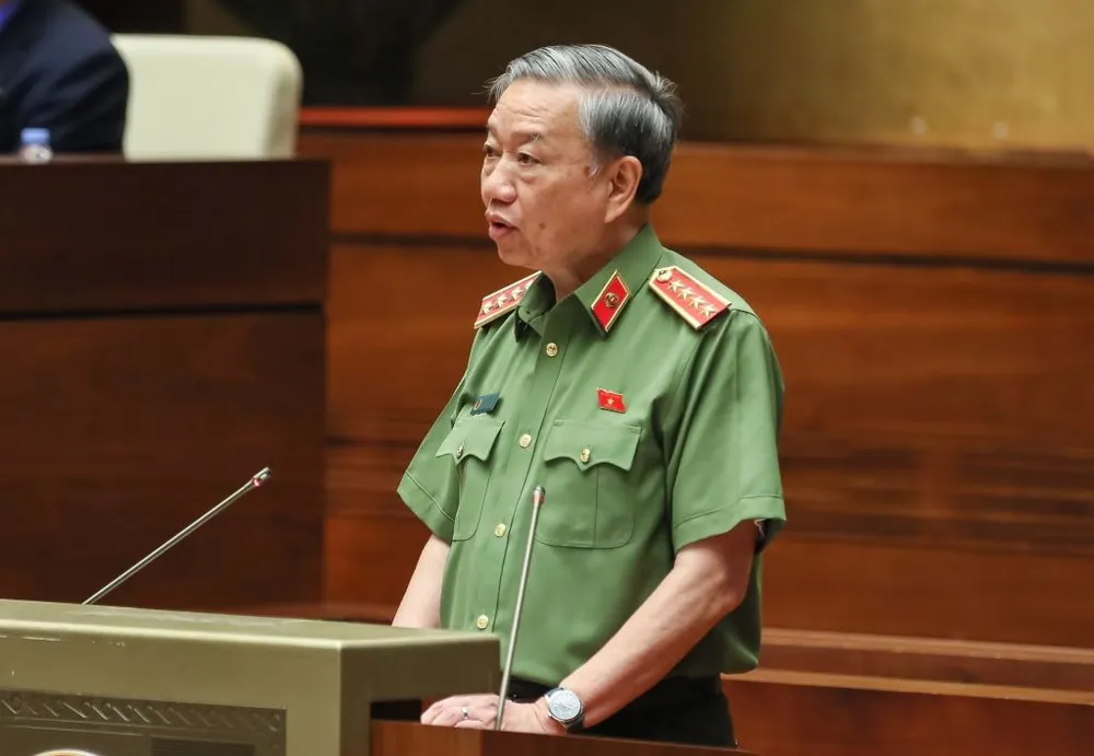 Bộ trưởng Bộ Công an Tô Lâm phát biểu tiếp thu, giải trình ý kiến ĐB. Ảnh: QH Bộ trưởng Bộ Công an Tô Lâm phát biểu tiếp thu, giải trình ý kiến ĐB. Ảnh: QH