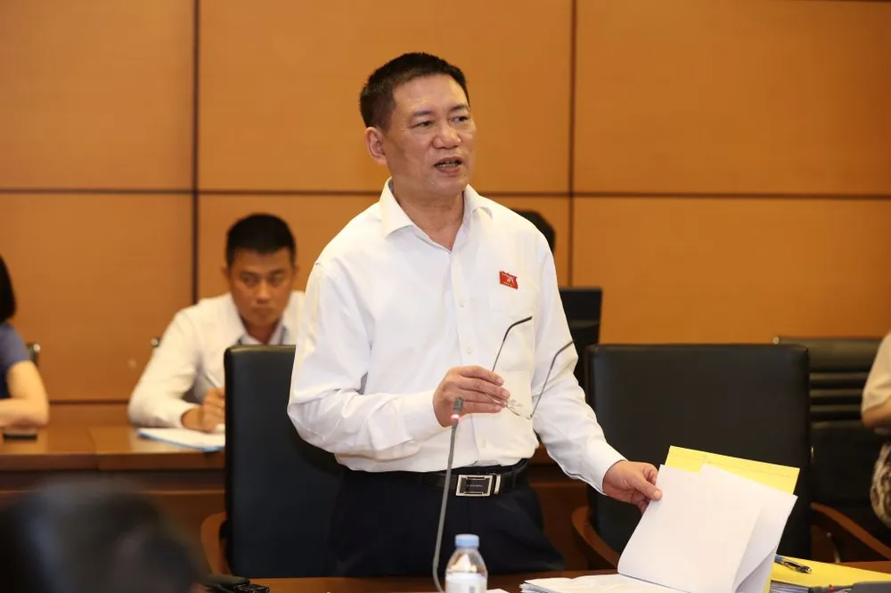 Bộ trưởng Hồ Đức Phớc phát biểu góp ý về NƠXH. Ảnh: QH