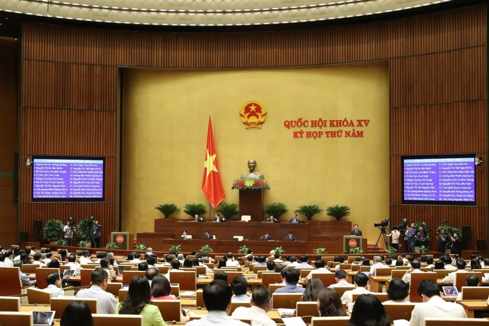 Bộ trưởng Đào Ngọc Dung là người đầu tiên được Quốc hội chất vấn. Có 99 ĐBQH đăng ký và cuộc chất vấn đang diễn ra. Ảnh: QH