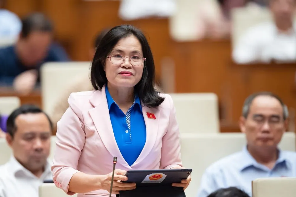 ĐB Nguyễn Thị Hồng Hạnh chất vấn về cao tốc Bến Lức - Long Thành chiều 7-6. Ảnh: QH