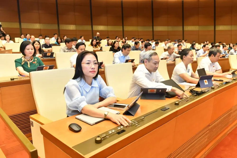 ĐBQH bấm nút thông qua Nghị quyết. Ảnh: QH