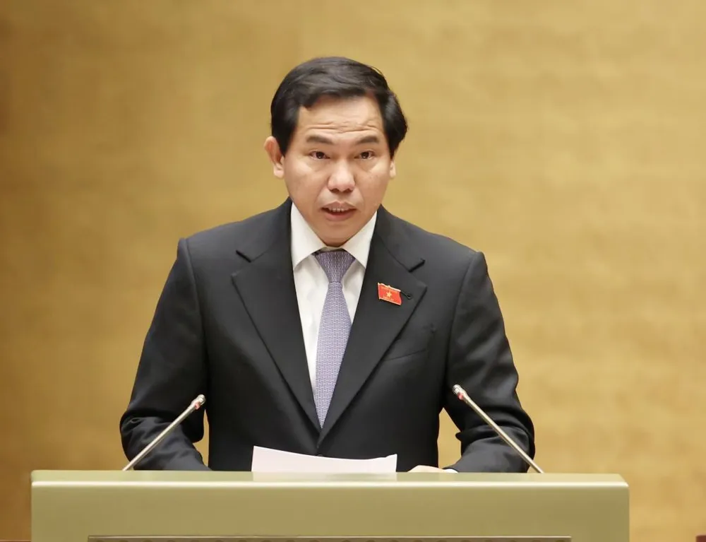 Chủ nhiệm Ủy ban Tài chính - Ngân sách Lê Quang Mạnh đọc báo cáo tiếp thu, giải trình, chỉnh lý Luật Đấu thầu (sửa đổi). Ảnh: P.THẮNG