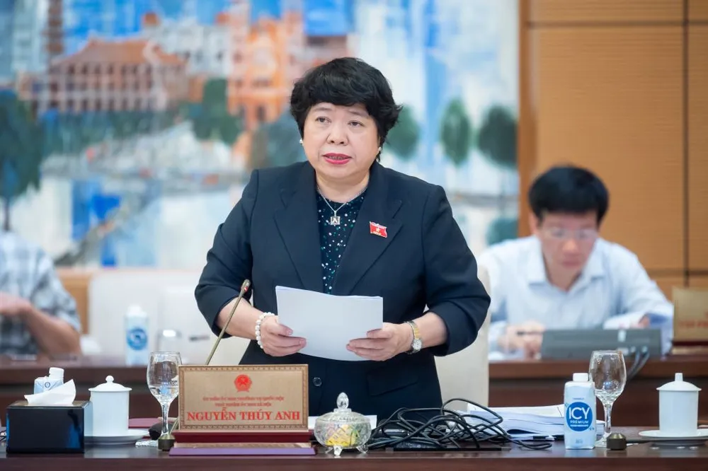 Chủ nhiệm Ủy ban Xã hội Nguyễn Thúy Anh trình bày báo cáo thẩm tra sơ bộ. Ảnh: TOAN NGUYỄN Chủ nhiệm Ủy ban Xã hội Nguyễn Thúy Anh trình bày báo cáo thẩm tra sơ bộ. Ảnh: TOAN NGUYỄN