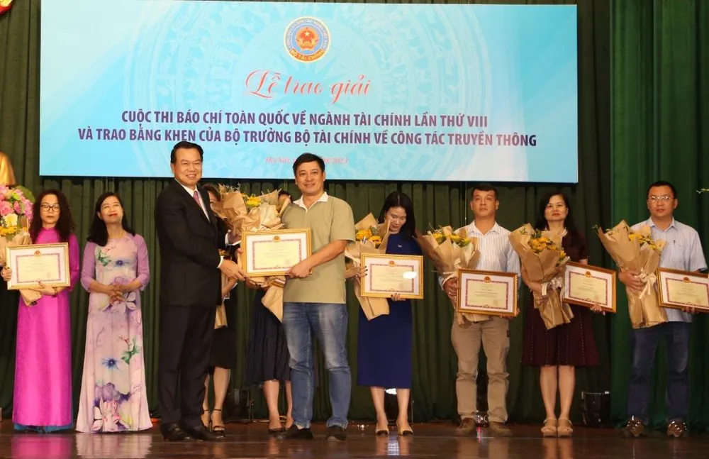 Thứ trưởng Nguyễn Đức Chi trao bằng khen của Bộ trưởng Bộ Tài chính cho báo Pháp Luật TP.HCM vì những đóng góp cho ngành. Ảnh: ĐỨC MINH Thứ trưởng Nguyễn Đức Chi trao bằng khen của Bộ trưởng Bộ Tài chính cho báo Pháp Luật TP.HCM vì những đóng góp cho ngành. Ảnh: ĐỨC MINH