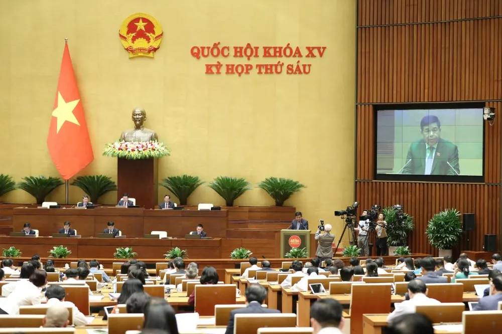Quốc hội nghe Bộ trưởng Bộ KH&ĐT Nguyễn Chí Dũng trình bày báo cáo giữa kỳ thực hiện Nghị quyết của Quốc hội về phát triển kinh tế - xã hội; Nghị quyết về cơ cấu lại nền kinh tế giai đoạn 2021-2025. Ảnh: VP Qh-chi-dung-1.jpg