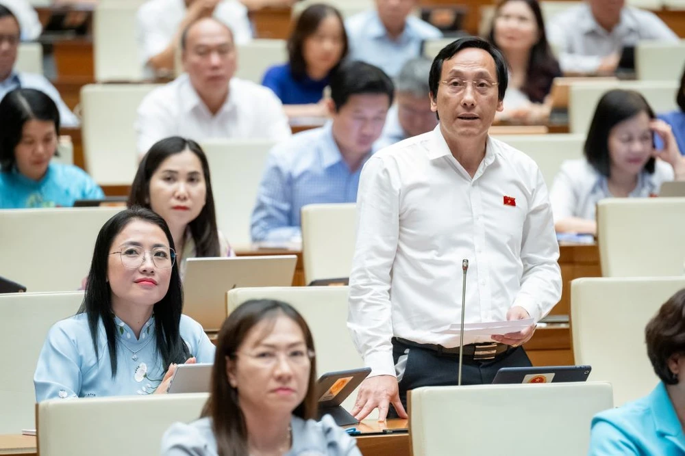 ĐB Nguyễn Văn An chất vấn Bộ trưởng Nguyễn Hồng Diên về chính sách hỗ trợ doanh nghiệp phát triển công nghiệp phụ trợ. Ảnh: QH Nguyễn Hồng Diên cam kết không bao che nhũng nhiễu