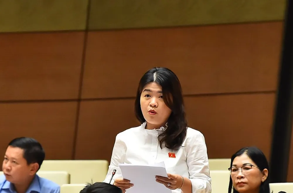 ĐB Phạm Thị Minh Huệ cũng đề nghị không giao nhiệm vụ giám sát trực tiếp tư pháp người chưa thành niên cho công chức tư pháp - hộ tịch. Ảnh: ND qh-hue-soc-trang.jpg