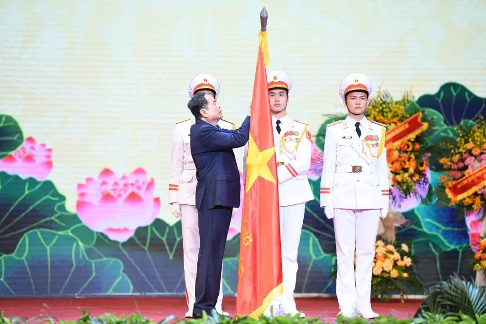 Chủ tịch Quốc hội Trần Thanh Mẫn gắn huân chương lao động hạng nhất cho KTNN ktnn-huan-chuong-gan.jpg