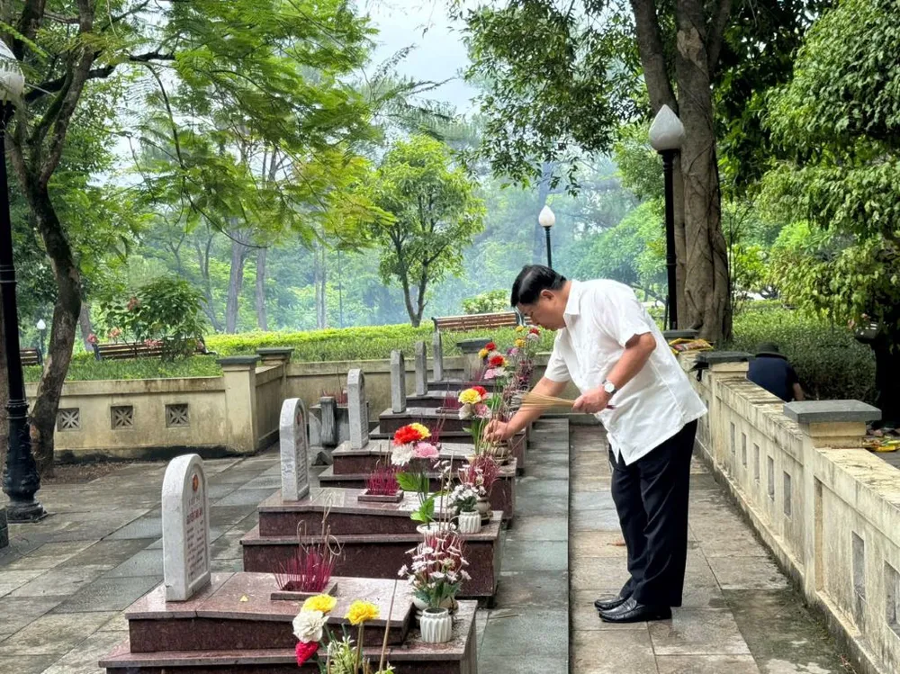Bộ trưởng Nguyễn Chí Dũng thắp hương cho các anh hùng liệt sĩ tại Nghĩa trang liệt sĩ Quốc gia Trường Sơn (Quảng Trị) hôm 23-7-2024. Ảnh: CHÂN LUẬN nguyen-chi-dung-nghia-trang-cong-vien-1.jpg