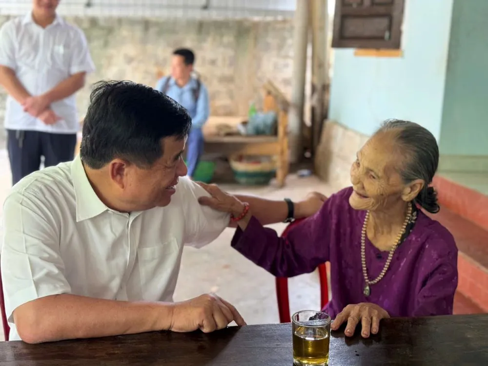Bộ trưởng Nguyễn Chí Dũng thăm hỏi bà Lê Thị Uyên, mẹ liệt sĩ Trần Đức Hùng tại thị trấn Hồ Xá, huyện Vĩnh Linh, tỉnh Quảng Trị. Ảnh: CHÂN LUẬN nguyen-chi-dung-nghia-trang-cong-vien.jpg