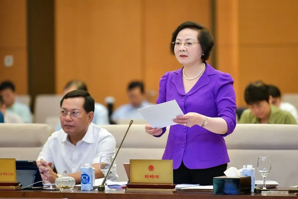 Bộ trưởng Bộ Nội vụ Phạm Thị Thanh Trà trình bày tờ trình. Ảnh: QH Tên gọi thành phố Huế trực thuộc trung ương gắn với địa danh Huế, tạo được sự sự đồng tình, ủng hộ cao của Nhân dân tỉnh Thừa Thiên Huế