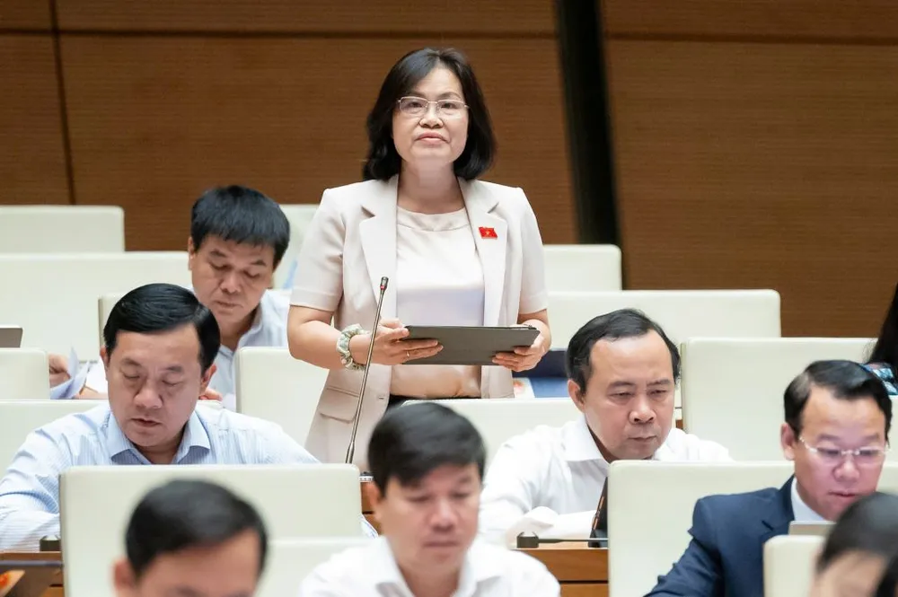 ĐB Nguyễn Thị Hồng Hạnh (TP.HCM) bày tỏ băn khoăn về một số quy định trong dự luật Tư pháp người chưa thành niên. Ảnh: QH QH-nguyen-thi-hong-hanh.jpg