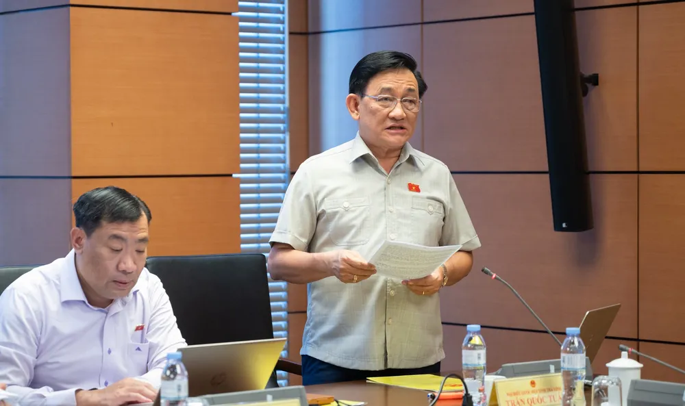 ĐB Trần Quốc Tuấn đề nghị thanh tra, kiểm tra việc cấp bằng tiến sĩ nhân vụ ông Vương Tấn Việt. Ảnh: QH ĐB Trần Quốc Tuấn đề nghị thanh tra, kiểm tra việc cấp bằng tiến sĩ nhân vụ ông Vương Tấn Việt