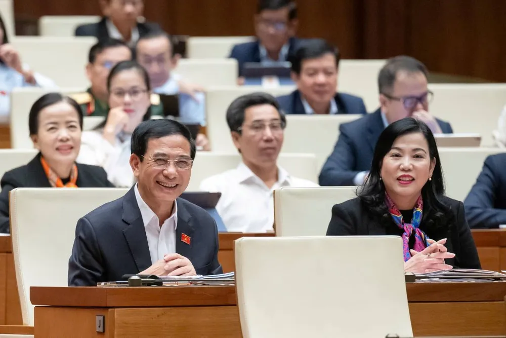 Bộ trưởng Bộ Quốc phòng Phan Văn Giang (trái) tại phiên họp thông qua Luật Phòng không nhân dân. Ảnh: QH Luật Phòng không nhân dân: Tàu bay không người lái phải đăng ký trước khi sử dụng