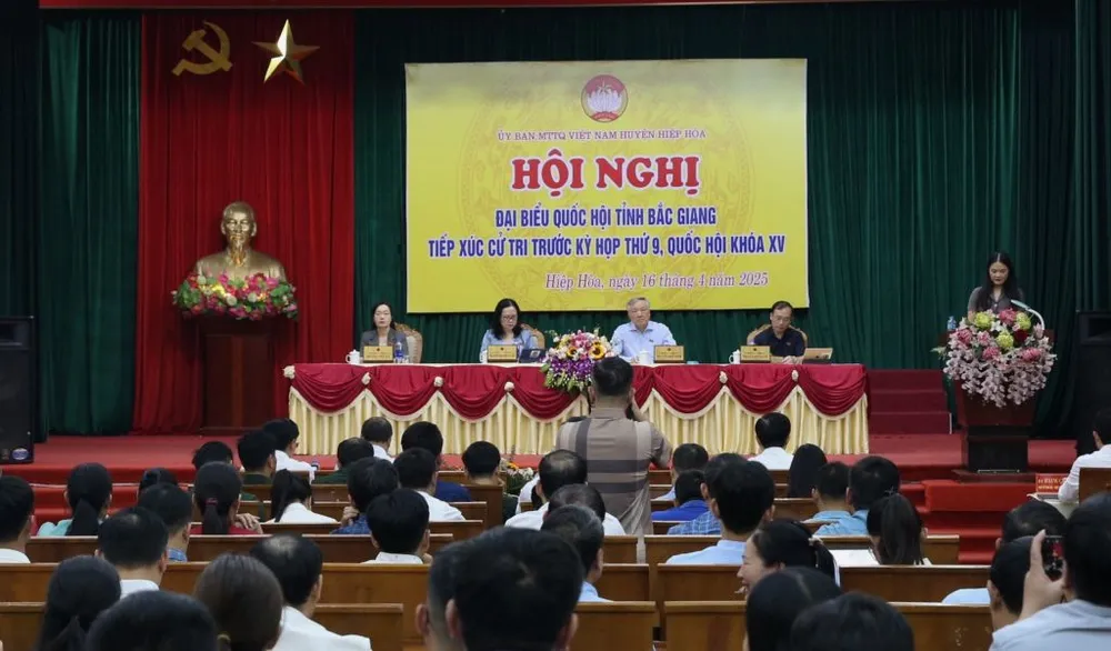 pttg-nguyen-hoa-binh-tiep-xuc-cu-tri.JPG