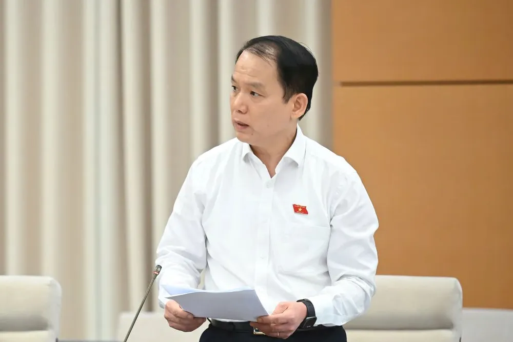 Chủ nhiệm Ủy ban Pháp luật và Tư pháp Hoàng Thanh Tùng trình bày báo cáo thẩm tra. Ảnh: QH bo-luat-hinh-sư-hoang-thanh-tung.jpg