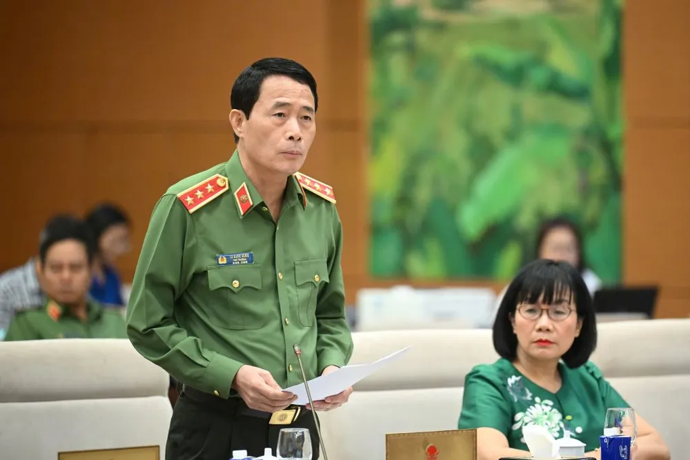 Thứ trưởng Bộ Công an Lê Quốc Hùng trình bày báo cáo. Ảnh: QH bo-luat-hinh-sư-le-quoc-hung.jpg