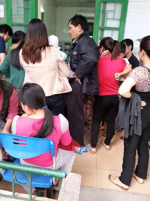 Trẻ em chen nhau tiêm phòng sởi tại 23 Nguyễn Viết Xuân, Hà Đông, Hà Nội Trẻ em chen nhau tiêm phòng sởi tại 23 Nguyễn Viết Xuân, Hà Đông, Hà Nội