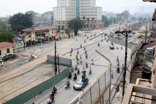 Trên thực tế, từ ngõ 150 đường Trường Chinh mở rộng lấy sâu về phía bắc khoảng 15 m thậm chí trên 20 m và đường cong cũng xuất hiện từ đây. Ảnh:Bá Đô. Từ ngõ 150 đường Trường Chinh mở rộng lấy sâu về phía Bắc khoảng 15m thậm chí trên 20m, và đường cong cũng xuất hiện từ đây.Ảnh: Bá Đô