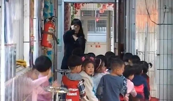 Không làm bài tập, bé 6 tuổi bị mẹ đánh đập tàn bạo ảnh 2