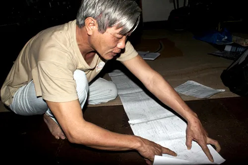 Kiến trúc sư Nguyễn Quang Minhcho rằng việc làm đường cong là tối kỵ trong thiết kế kiến trúc, trường hợp này, đường cong gây tốn cho ngân sách nhà nước cả nghìn tỷ đồng. Ảnh:Bá Đô. kiến trúc sư Nguyễn Quang Minh, nguyên phó Vụ trưởng Vụ Quy hoạch Kiến trúc (Bộ Xây dựng), người đã từng đạt giải thiết kế cải tạo kiến trúc nước Đức những năm 1987, đưa bản đồ chi tiết quy hoạch đường Trường Chinh mở rộng để phân tích việc nắn cong đường. Ảnh: Bá Đô