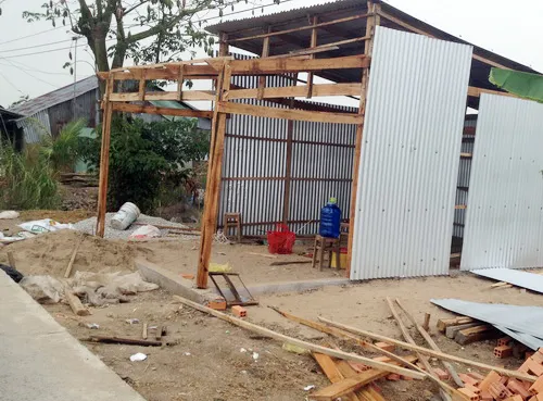 Sau khi trả hết nợ, anh Tranh còn một ít tiền về quê cất căn nhà nhỏtrên phần đất chị ruột cho. Ảnh:Ái Nam. nha-anh-Tranh.jpg