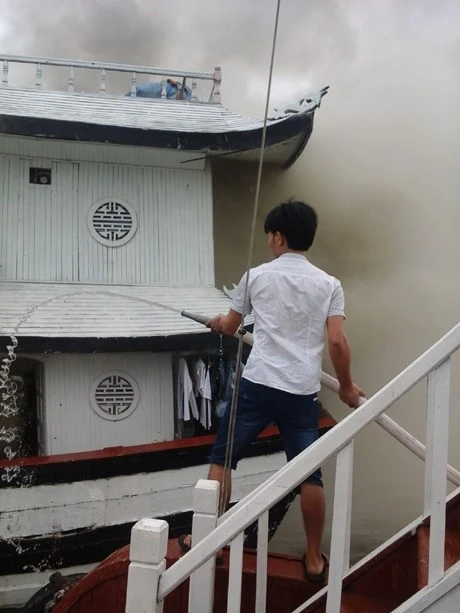 Nhân viên tàu QN 3736 thực hiện chữa cháy cho tàu.