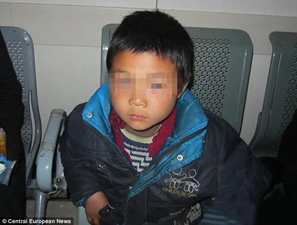 Lên cơn giận bố, mẹ chặt phăng 3 ngón tay con trai 8 tuổi 3