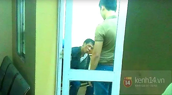 Cảnh sát nổ súng bắt kẻ bị “ngáo đá” cầm dao đại náo đường phố ảnh 1