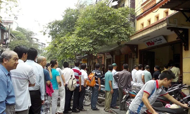 Ở Thủ đô, có nhiều hàng phở giá cao, chỗ ngồi chật hẹp nhưng đông đúc. Có khi thực khách phải xếp hàng vất vả, trả tiền trước, tự bê đi tìm bàn rồi mới được ăn. Đây là một hàng phở trên phố Bát Đàn (Hà Nội) nhiều năm qua luôn trong cảnh khách phải xếp hàng mỗi buổi sáng. Có những thực khách lặn lội vài cây số từ các quận khác tìm đến, quyết tâm ăn bằng được dù có người phải chờ đợi đến 20 phút.