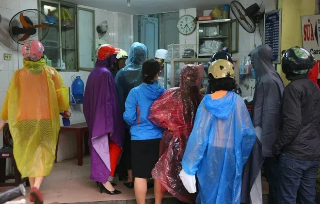 Cảnh xếp hàng từ 6h sáng tại một nhà hàng chuyên bánh trôi, bánh chay.