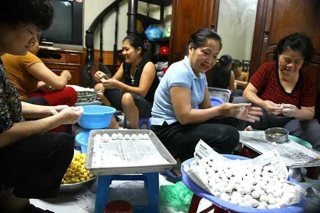 Chị em nặn bánh làm việc tất bật phục vụ người mua nhưng vẫn không kịp.