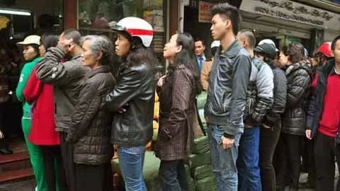 Để mua được chiếc bánh chưng ngon, cân chả giò ưng ý cùng Tết, nhiều người đã phải mướt mồ hôi xếp hài, chờ đợi như thời bao cấp.