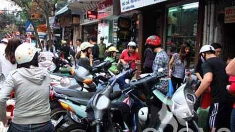 Người - xe chật kín một con phố