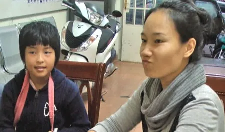 Chị Hoa xúc động khi gặp ân nhân.