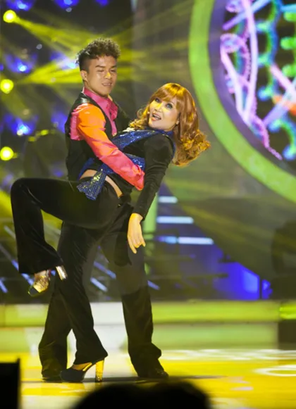 Giám khảo Đức Huy nhận xét Tôi xin khen ngợi Ngân Quỳnh đã có một tiết mục mở màn rất hấp dẫn. Bạn đã làm sống lại bài hát kinh điển tôi đã được ngeh khi tuổi 16,17. Bạn làm rất tốt từ cách khác và lối trình diễn, đây là một ví dụ nguyên bản đôi khi còn hay hơn sao bản Giám khảo Mỹ Linh thì cho rằng Tôi đồng ý với anh Đức Huy, đây là một tiết mục rất đáng yêu. Chị Ngân Quỳnh đã chứng tỏ điều tôi nói lần trước- thấy vậy mà không phải vậy vì tôi nghĩ chị khó hòa nhập với cuộc chơi phải thay đổi liên tục nhưng chị làm rất tốt.Giám khảo Hoài Linh hào hứng nhận xét Đây là bài hát rất nổi tiếng ở vũ trường những thập niên trước đây. Tiết mục của em rất dễ thương, hấp dẫn Ngân Quỳnh còn chia sẻ thêm về tâm huyết của mình khi tham gia chương trình này Nhờ có dịp này, em đã cố gắng tập luyện từ giọng hát đến vũ đạo để cho khán giả công nhận rằng mình tuy là một ca sĩ lớn tuổi nhưng tình yêu nghệ thuật là vô bờ bến. Nếu mình chịu khó tham gia học hỏi thì con đường cho mình đều rất thênh thang.