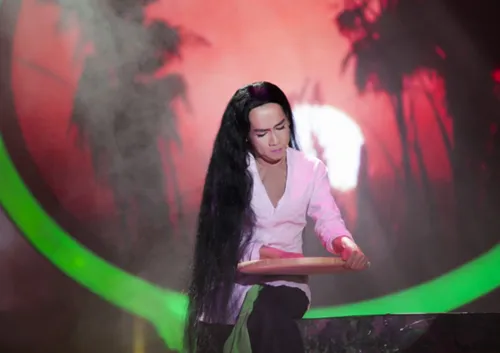 Tạm chia tay với thành công với Taxi show 3, Minh Thuận lại tiếp tục chứng tỏ tài năng của mình qua sự hóa thân thành NSND Thúy Hường với bài hát Ngồi tựa song đào. Minh Thuận chia sẻ Thât sự Thuận rất lo nhưng rất may mắn là em được bố em đã chỉ dẫn thêm vì ông vốn rất yêu dân ca, quan họ, hát xẩm. Bố của Thuận cũng rất thích bài này. Ít nhất thì em đã có trước mắt một khán giả rất đặc biệt với mình. Em cũng rất tự hào vì mình có dịp thể hiện dòng nhạc quan họ Bắc Nin đã được