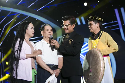 Sau tiết mục song ca với nhạc sĩ Đức Huy, trong vai nghệ sĩ Thúy Cải, bài hát 'Qua cầu gió bay', Minh Thuận