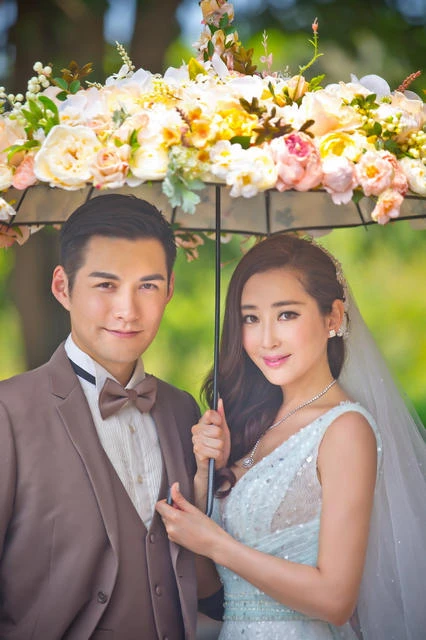 Nghiêm Khoan tươi rói bên cô dâu quyến rũ