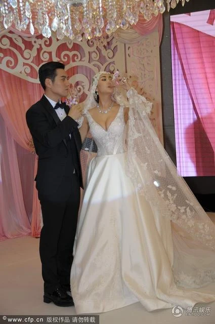 Nghiêm Khoan tươi rói bên cô dâu quyến rũ