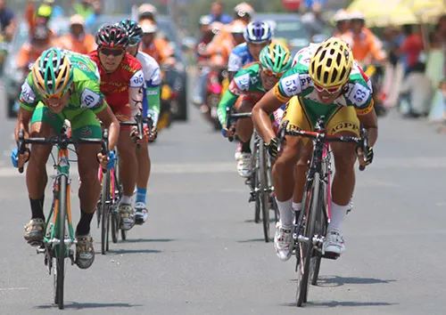 Vạn An (phải) về nhất chặng 2